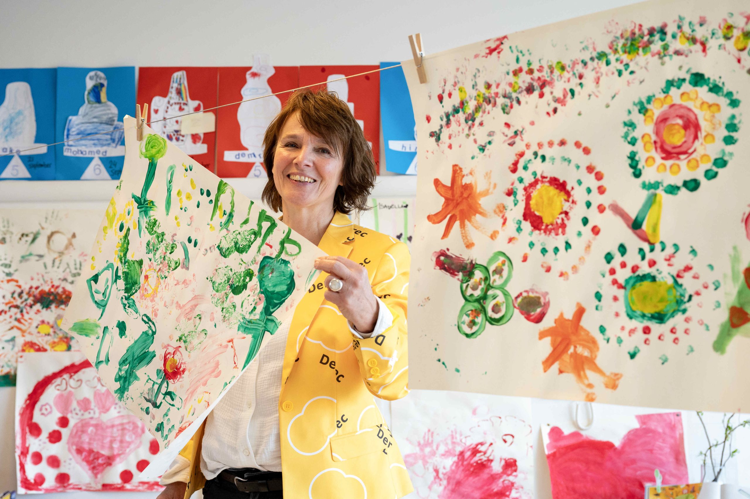 Caroline laat kunstwerken van de kinderopvang zien